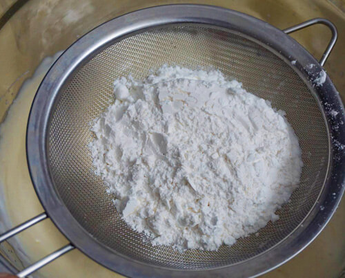 cach-lam-banh-bong-lan-2 Trộn hỗn hợp lòng đỏ & lòng trắng trứng