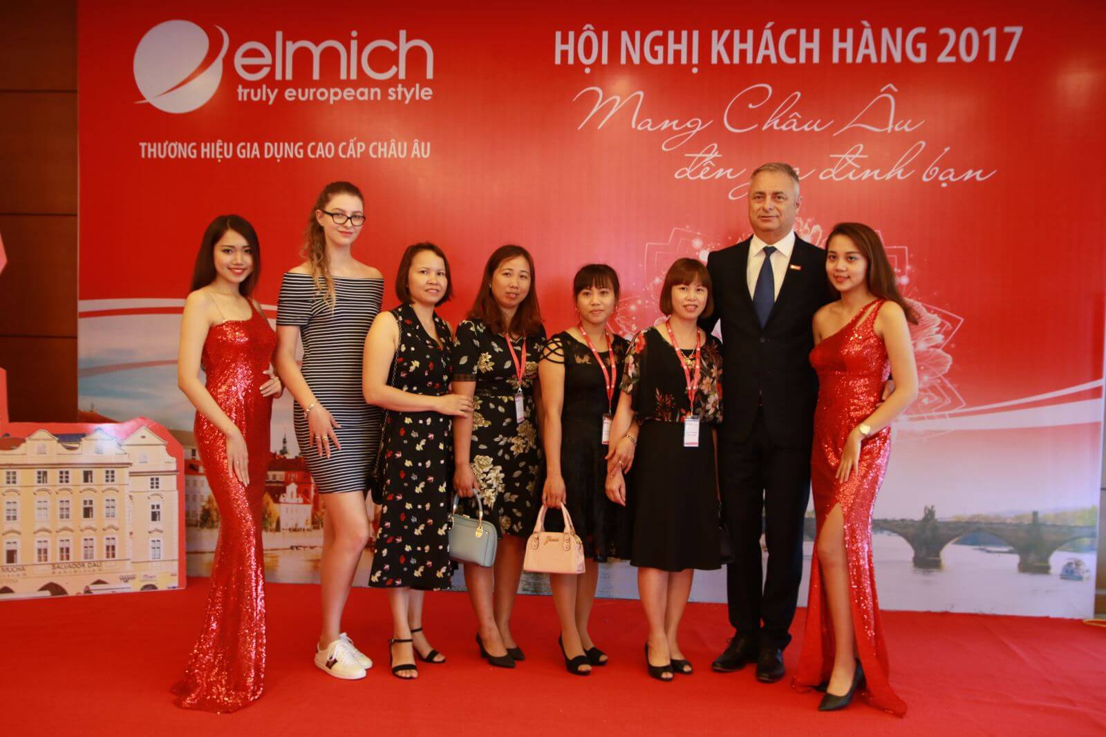 ẤN TƯỢNG TỪ HỘI NGHỊ KHÁCH HÀNG ELMICH 2017 TẠI THÁI BÌNH: SỰ HÁO HỨC CỦA KHÁCH MỜI VỚI “SIÊU PHẨM” MỚI CỦA ELMICH – ROYAL