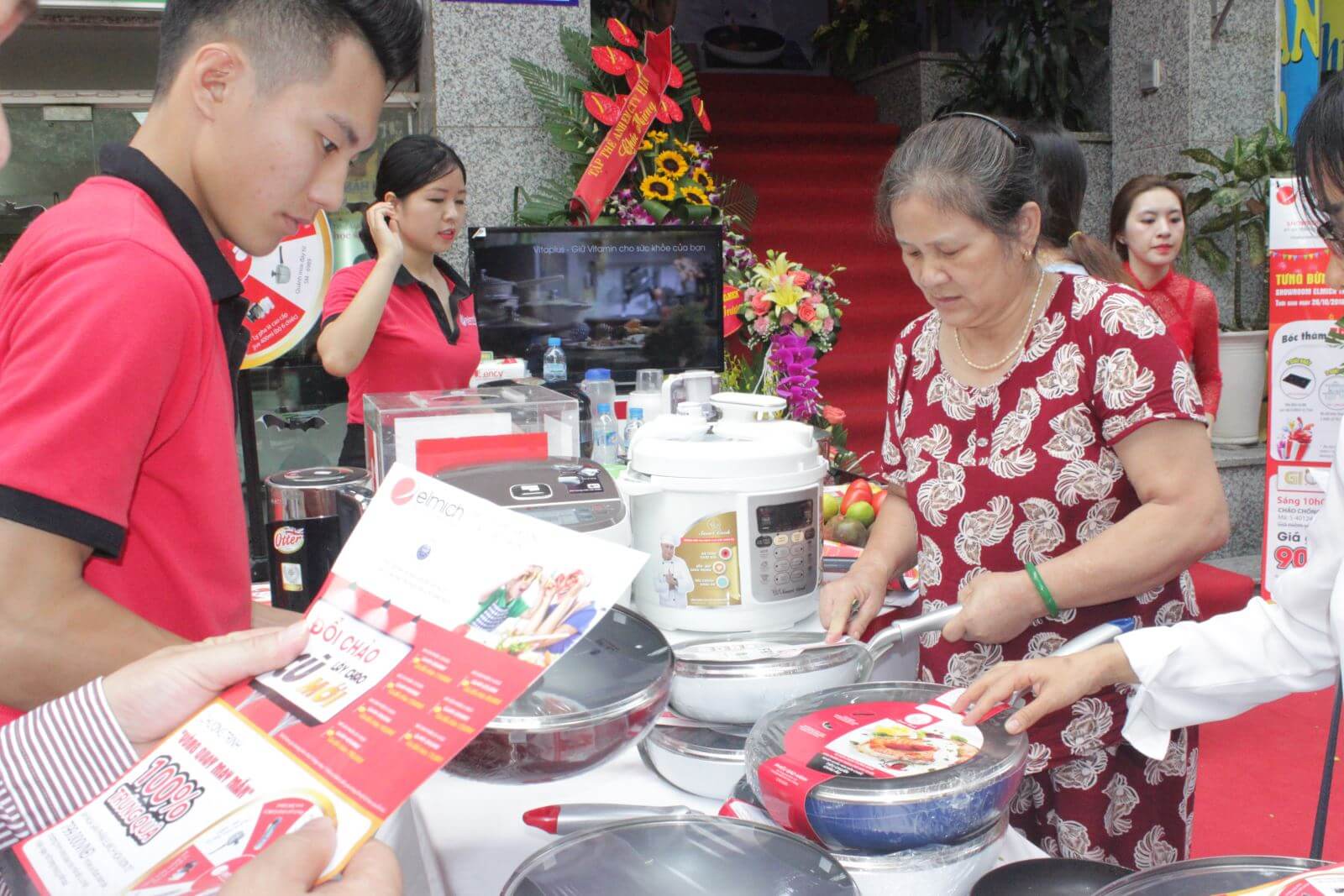 img_4292 Khách hàng hào hứng tham gia những chương trình ưu đãi ngay tại Showroom
