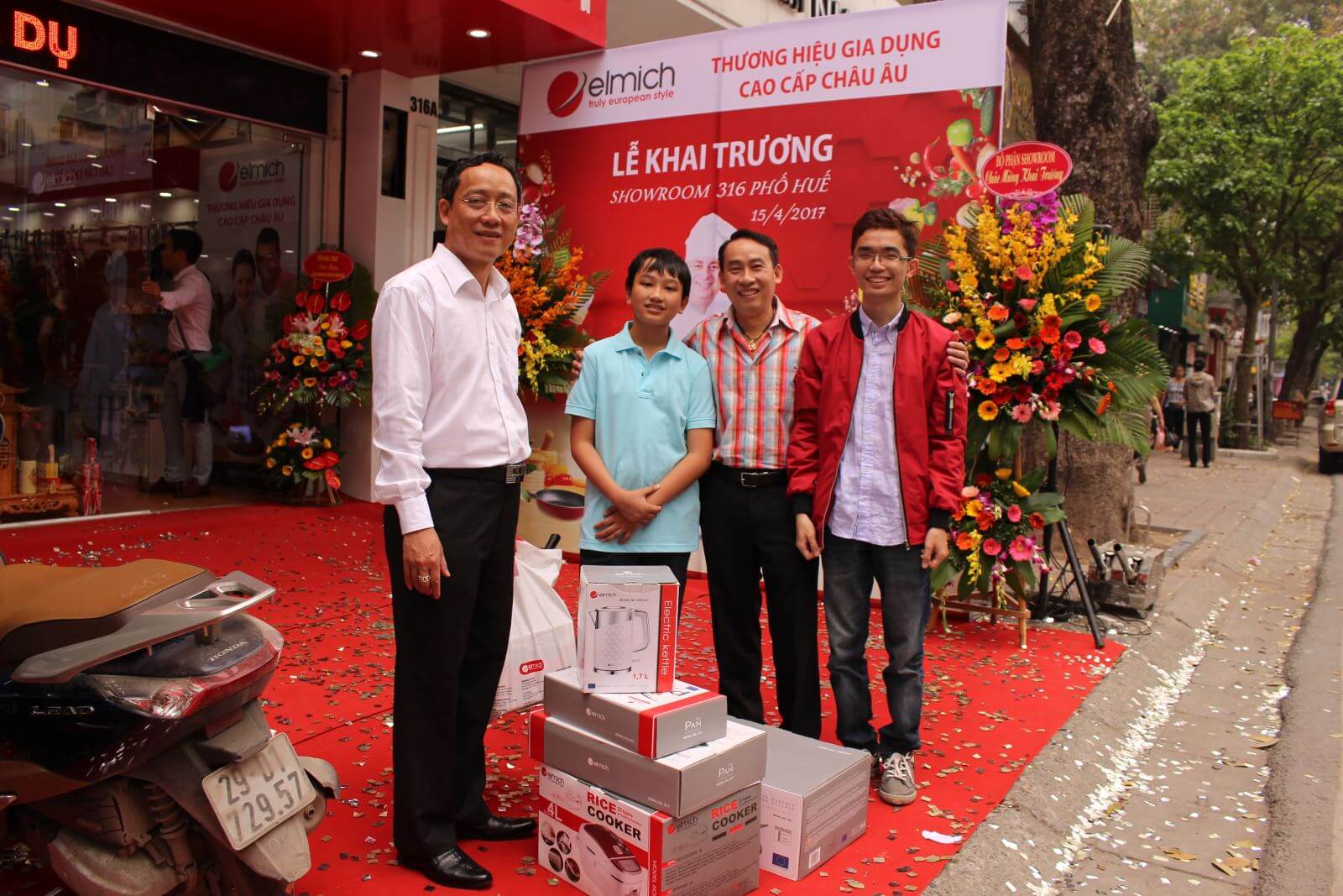 img_5010 Khách hàng mua sắm tại Showroom