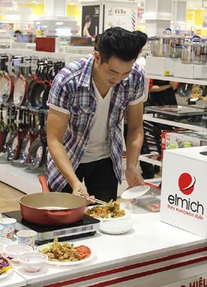Elmich – Đồng hành cùng Phụ Nữ Việt: Nguyễn Phi Hùng tự tay nấu ăn cho fan