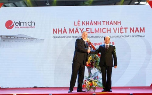 untitled-1-1f9461-2 Ông Mai Tiến Dũng, Ủy viên Trung ương Đảng, Bí thư tỉnh ủy, Chủ tịch HĐND tỉnh Hà Nam tặng hoa và chúc mừng ngài Milan Novosad, Phó chủ tịch HĐQT Elmich châu Âu, thành viên HĐQT Elmich Vietnam nhân dịp khai trương Nhà máy Elmich