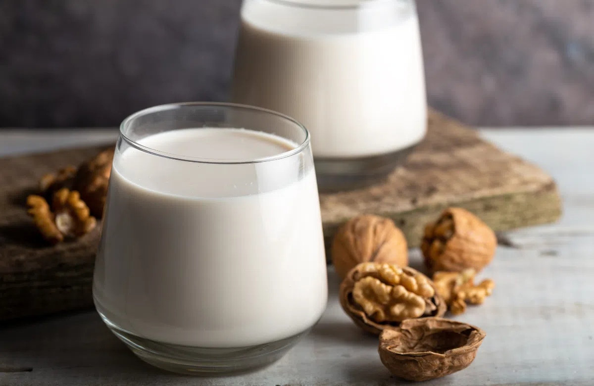 Mách nhỏ cách làm sữa óc chó hạt chia thơm ngon ngay tại nhà